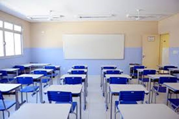 Sem professores nas escolas, município contrata excedentes